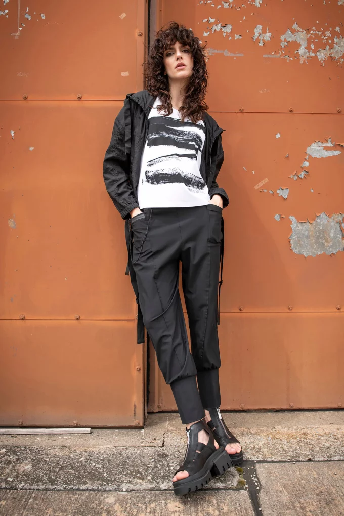 Modell aus der Simclan-Kollektion Spring Summer 2025