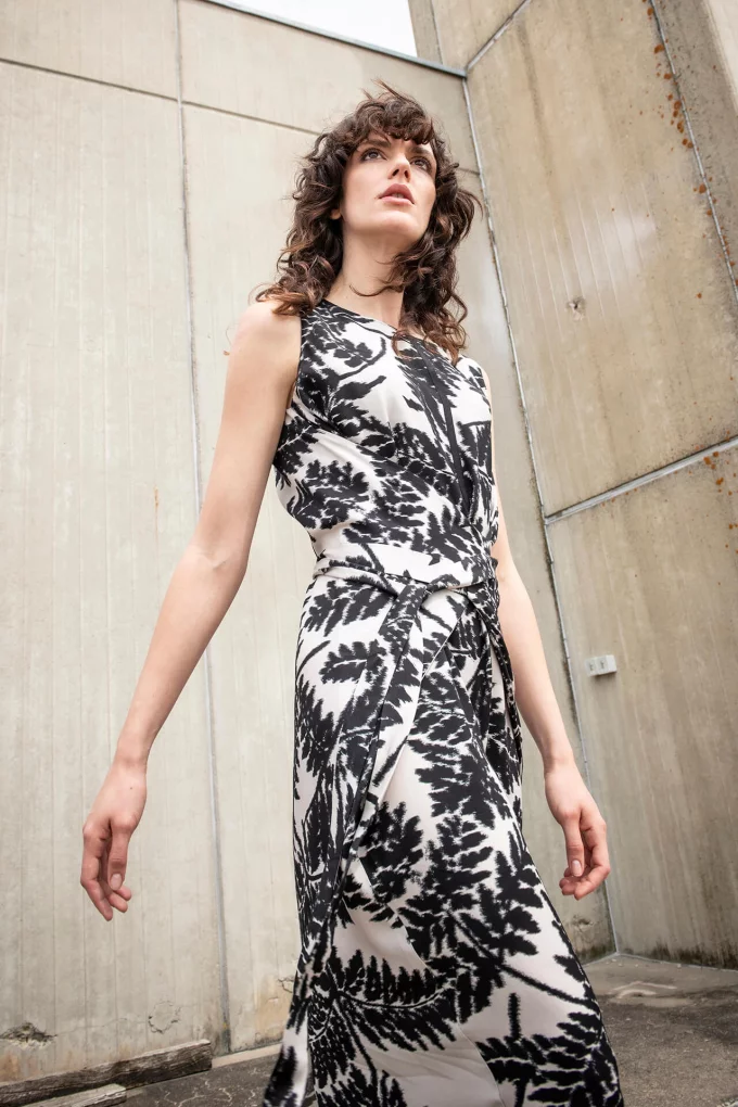 Modell aus der Simclan-Kollektion Spring Summer 2025
