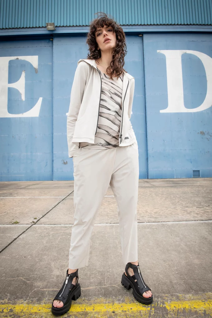 Modell aus der Simclan-Kollektion Spring Summer 2025