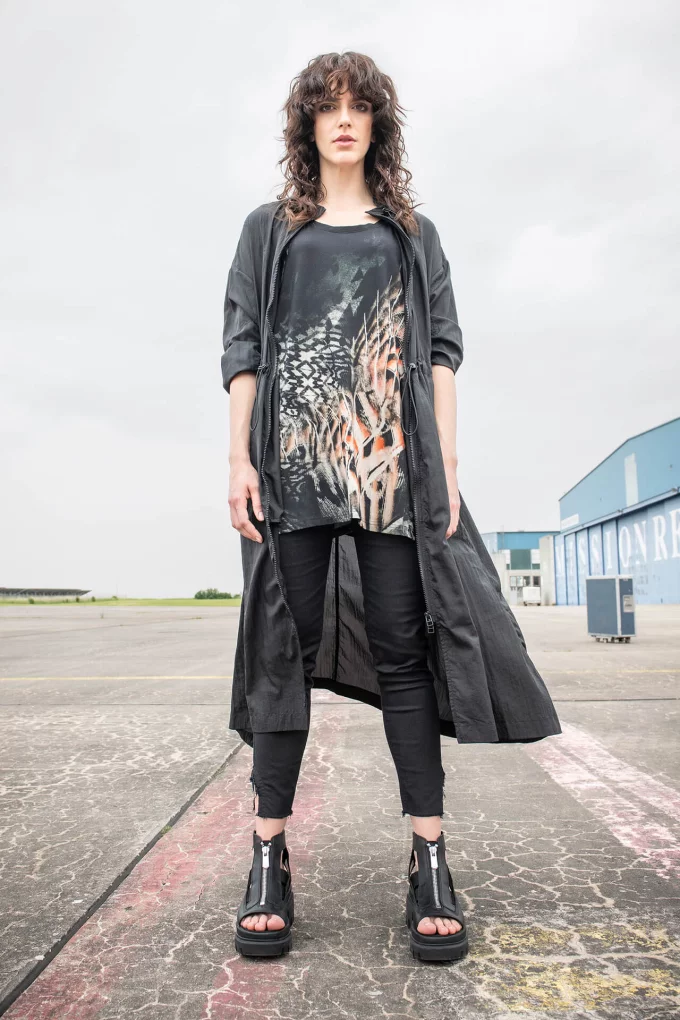 Modell aus der Simclan-Kollektion Spring Summer 2025